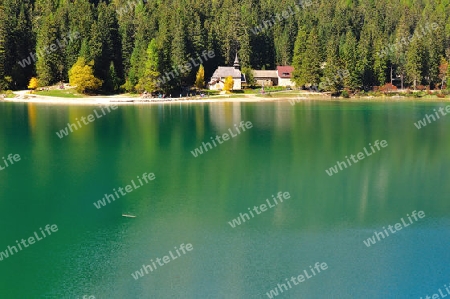 Wilder Bergsee im milden Herbst