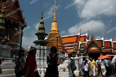 Die Tempelanlage des Wat Phra Kaew in Banglamphu in Bangkok der Hauptstadt von Thailand in Suedostasien.  