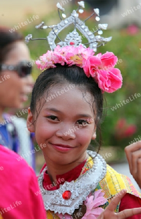 Eine traditionelle Tanz Gruppe zeigt sich an der Festparade beim Bun Bang Fai oder Rocket Festival in Yasothon im Isan im Nordosten von Thailand. 