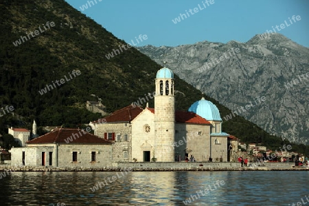 Die Klosterinsel und Insel Gospa od Skrpjela vor Persat in der inneren Bucht von Kotor in Montenegro im Balkan am Mittelmeer in Europa.