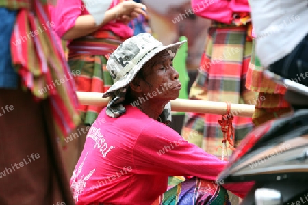 Ein Musiker einer  traditionellen Tanz Gruppe zeigt sich an der Festparade beim Bun Bang Fai oder Rocket Festival in Yasothon im Isan im Nordosten von Thailand. 