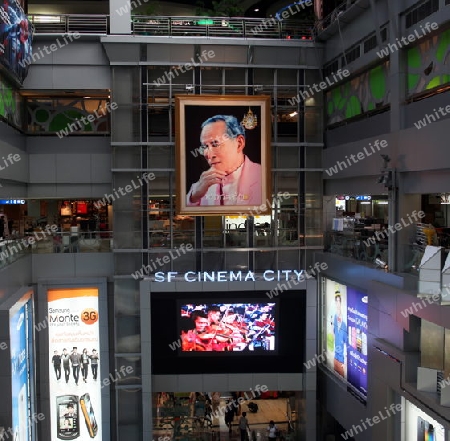 Ein Bild des Koenig Bhumibol Adelyadej von Thailand ist wie hier in einem Shopping Centre in der Hauptstadt von Bangkok allgegenwertig.