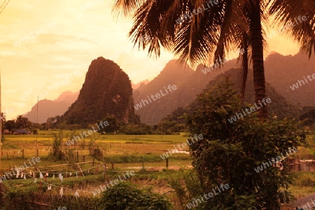 Die Landschaft bei Vang Vieng in der Bergregion der Nationalstrasse 13 zwischen Vang Vieng und Luang Prabang in Zentrallaos von Laos in Suedostasien.