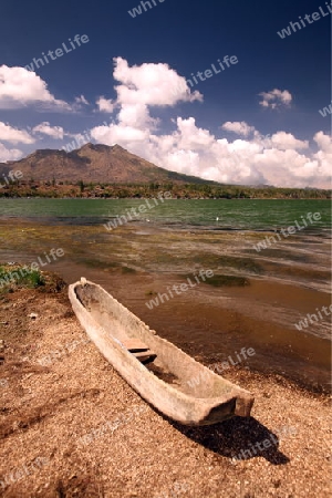 Asien, Suedost, Indonesien, Bali, Insel, Batursee, See, Lake, Gunung Batur, Berg Batur, Vulkan, Kratersee, Landschaft, Kedisan, Boot, Einbaum, Fischerboot,   (Urs Flueeler) 