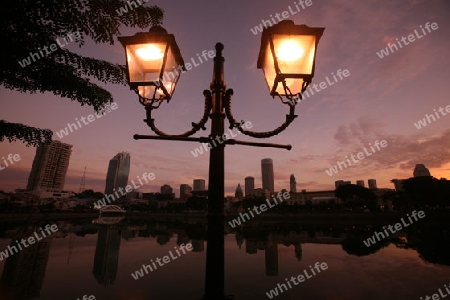 Die Skyline im Bankenviertel am Boat Quay von Singapur im Inselstaat Singapur in Asien.