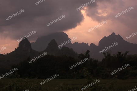 Die Landschaft in der Bergregion beim Dorf Kasi an der Nationalstrasse 13 zwischen Vang Vieng und Luang Prabang in Zentrallaos von Laos in Suedostasien.