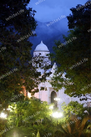 Suedamerika, Karibik, Venezuela, Anden, Trujillo, Straase, Kolonial, Altstadt, Architektur, Kirche, Plaza Bolivar, Park, Abend, Daemmerung, Landschaft, Bergdorf, Dorf