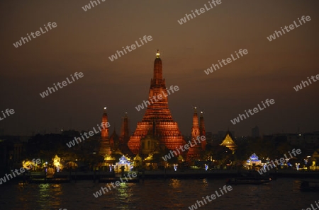 Die Tempelanlage des Wat Arun am Mae Nam Chao Phraya River in der Hauptstadt Bangkok von Thailand in Suedostasien.