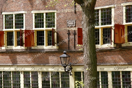 Eine alte Hausfassade in Amsterdam