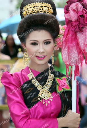 Eine traditionelle Tanz Gruppe zeigt sich an der Festparade beim Bun Bang Fai oder Rocket Festival in Yasothon im Isan im Nordosten von Thailand. 