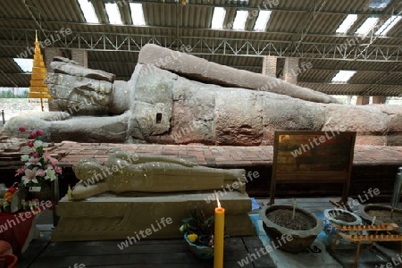 Der Liegende Sandstein Buddha im Wat Dhammachakra Sema Ram in Sung Noen bei der Stadt Khorat in der provinz Nakhon Ratchasima im Nordosten von Thailand im Suedwesten von Thailand in Suedostasien. 