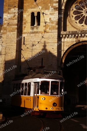 Ein Tram in der  Altstadt von Alfama in der Innenstadt der Hauptstadt Lissabon in Portugal.    