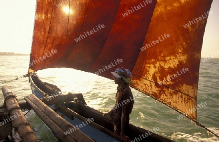 Asien, Indischer Ozean, Sri Lanka,
Ein traditionelles Fischerboot mit Fischern im Kuestendorf Negombo an der Westkueste von Sri Lanka. (URS FLUEELER)






