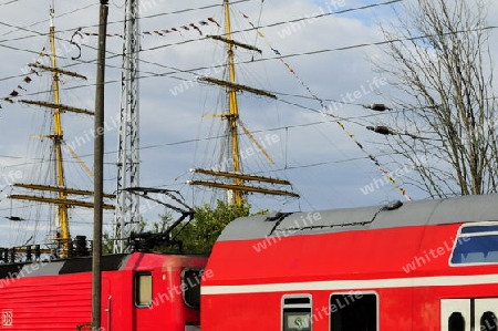 Warnem?nde Hansesail Zug mit Segelboote im Hintergrund