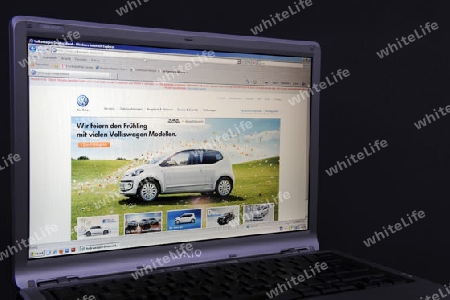 Website, Internetseite, Internetauftritt der Volkswagen AG  auf Bildschirm von Sony Vaio  Notebook, Laptop