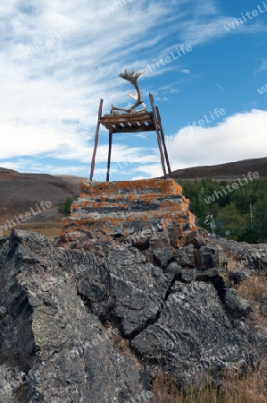 Der Nordosten Islands, Stuhl mit einem aufgestzten Rentier-Geweih am Rand eines alten Lavafeldes bei Reykjahl?? am Myvatn-See