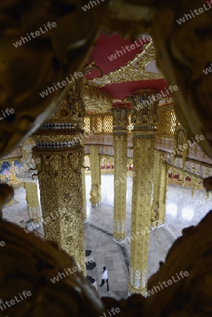 Der Grosse Tempel oder Chedi Phra Maha Chedi Chai Mongkhon auf einem Huegel bei Roi Et in der Provinz Roi Et nordwestlich von Ubon Ratchathani im nordosten von Thailand in Suedostasien.