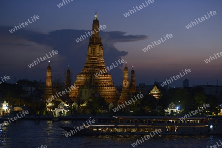 Der Wat Arun Tempel in der Stadt Bangkok in Thailand in Suedostasien.