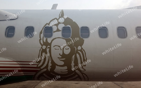 Ein Buddha schmueckt ein Flugzeug der Bangkok Airlines in der Hauptstadt Bangkok in Thailand. 