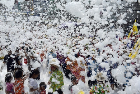 Das Songkran Fest oder Wasserfest zum Thailaendischen Neujahr ist im vollem Gange in Ayutthaya noerdlich von Bangkok in Thailand in Suedostasien.  