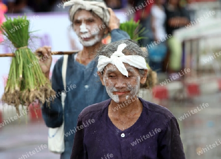 Menschen an der Festparade beim Bun Bang Fai oder Rocket Festival in Yasothon im Isan im Nordosten von Thailand. 