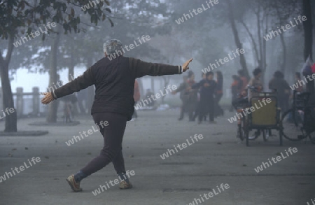 people making Tai Chi in the morning in the city of Chengdu in the provinz Sichuan in centrall China.