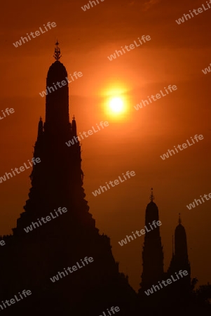 Die Tempelanlage des Wat Arun am Mae Nam Chao Phraya River in der Hauptstadt Bangkok von Thailand in Suedostasien.