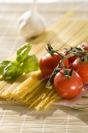 Spaghetti and tomatoes