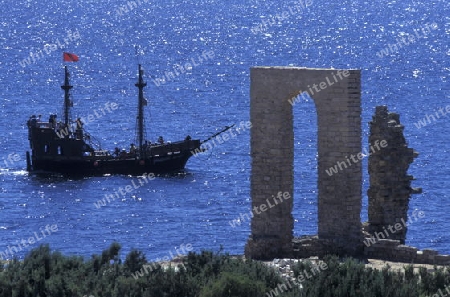 Afrika, Tunesien, Mahdia
Ein Touristen Boot aus Sicht von der Burg Borj el Kebir in der Kuestenstadt Mahdia in Central Tunesien.







