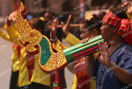 Ein Raketentraeger an der Festparade beim Bun Bang Fai oder Rocket Festival in Yasothon im Isan im Nordosten von Thailand. 