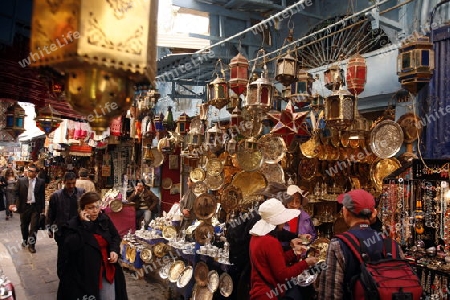 Eine Gasse im Souq oder Bazzar in der Altstadt  von Tunis am Mittelmeer in Tunesien in Nordafrika..