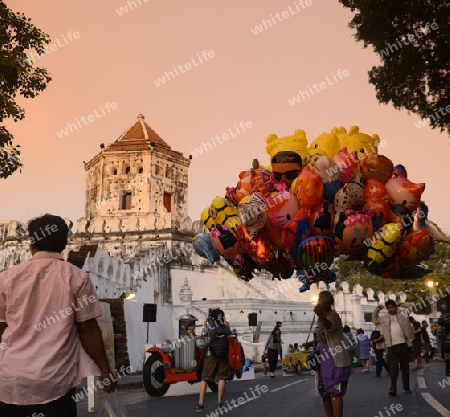 Eine Strassenszene vor dem Fort Sumen bei einem Fest im Santichaiprakan Park am Mae Nam Chao Phraya in der Hauptstadt Bangkok von Thailand in Suedostasien.