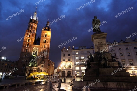 Der Rynek Glowny Platz mit der Marienkirche in der Altstadt von Krakau im sueden von Polen.