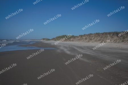 Menschenleerer weiter Strand