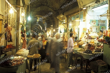 Auf dem Souq oder Markt in der Altstadt von Aleppo in der Hauptstadt von Syrien.