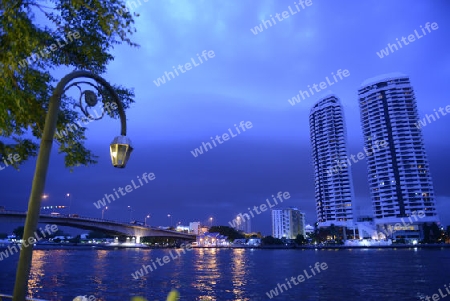 Ein Appartment Haus am Mae Nam Chao Phraya in der Hauptstadt Bangkok von Thailand in Suedostasien.