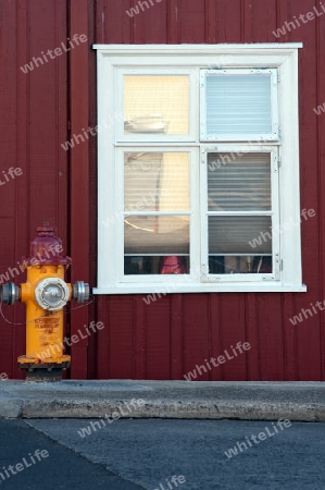 Der Westen Islands, Hydrant und spiegelndes Fenster eines roten Holzhauses in Stykkisholmur, im Norden der Halbinsel Sn?fellsnes