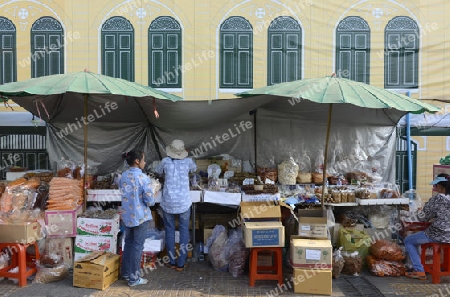 Der Markt beim Wat Pho am Mae Nam Chao Phraya River in der Hauptstadt Bangkok von Thailand in Suedostasien.