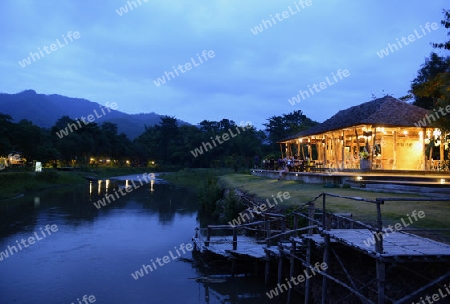 Ein Restaurant und Hotel am Mae Nam Pai River in Pai im norden von Thailand in Suedostasien.