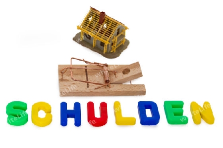 Modellhaus mit Schriftzug Schulden auf hellem Hintergrund