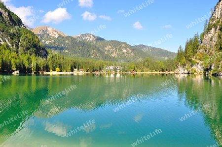 Wilder Bergsee im milden Herbst