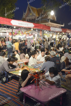 Menschen bei kreativer Arbeit bei einem Fest im Santichaiprakan Park am Mae Nam Chao Phraya in der Hauptstadt Bangkok von Thailand in Suedostasien.