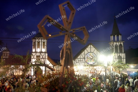 Suedamerika, Karibik, Venezuela, Colonia Tovar, Dorf, Haus, Kirche, Dorfzentrum, Deutsche Architektur, Schwarzwald Haus, Kollonie, mitten im Nebelwald, Landwirtschaft, Abend, Volksfest, Dorfplatz, Fest, Kreuz