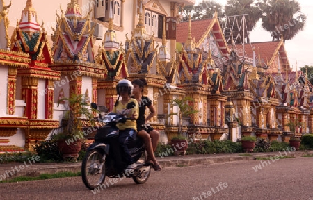 Der Tempel Wat Sainyaphum in der Stadt Savannahet in zentral Laos an der Grenze zu Thailand in Suedostasien.