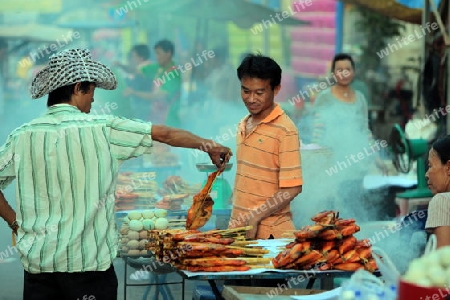 Eine Wahrenmesse beim traditionellen Bootsrennen in Vientiane der Hauptstadt von Laos in Suedostasien.  