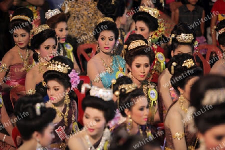 Eine Miss Kandidatin anlaesslich der Miss Wahl beim Bun Bang Fai oder Rocket Festival in Yasothon im Isan im Nordosten von Thailand. 