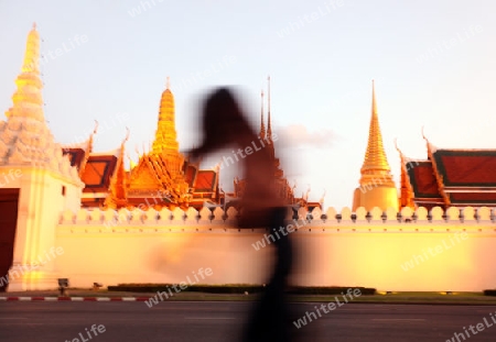 Das Tempelgelaende in der Abendstimmung mit dem Wat Phra Keo beim Koenigspalast im Historischen Zentrum der Hauptstadt Bangkok in Thailand. 