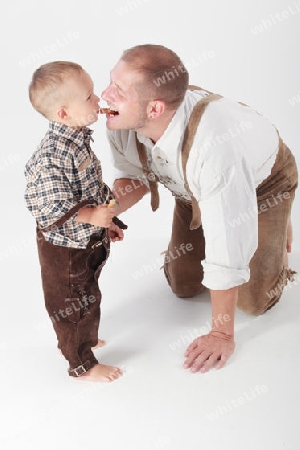 Vater und Sohn teilen sich eine Wurst