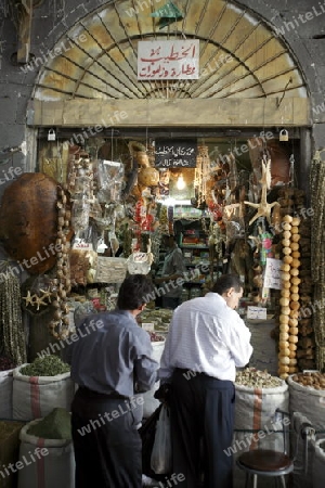 Eine Gasse mit Geschaeften im Souq in der Altstadt der Syrischen Hauptstadt Damaskus