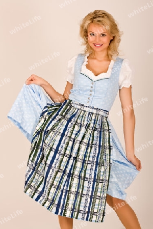 Bayerische  Sch?nheit in Tracht 